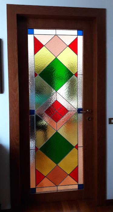 porta con vetri colorati