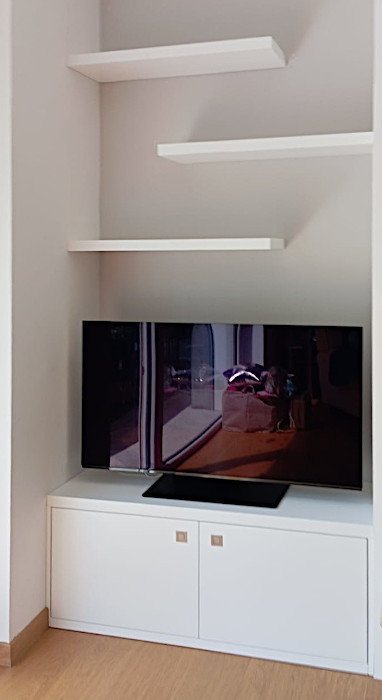 mobile tv con mensole